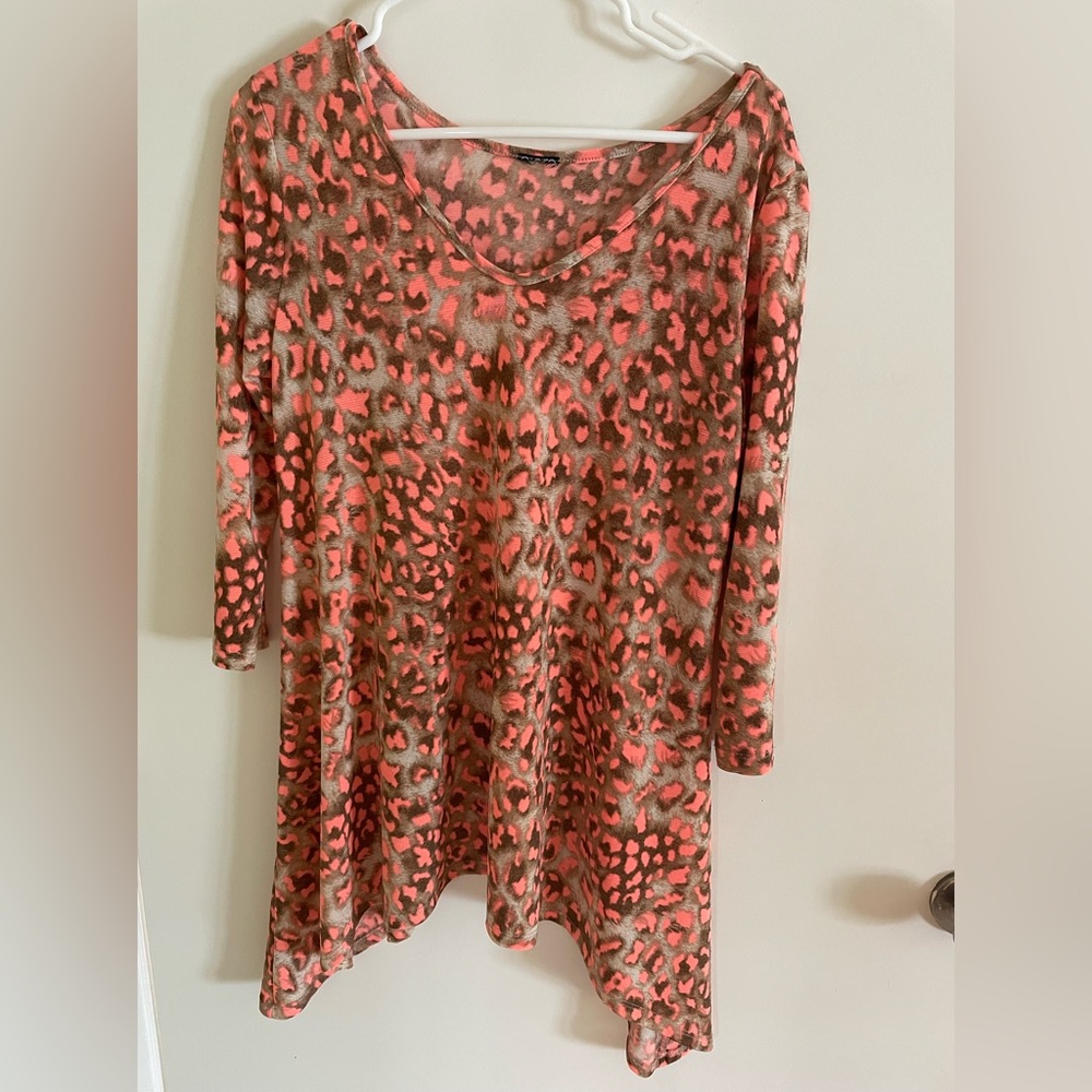 Clara Sun Woo- pretty sharkbite hem top- light weight - semi shear- EUC